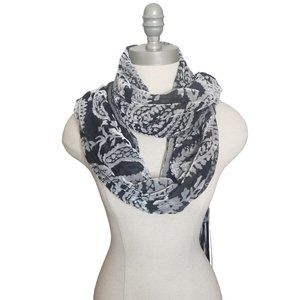 CT829 Style & Co White & Black Fringed Wrap